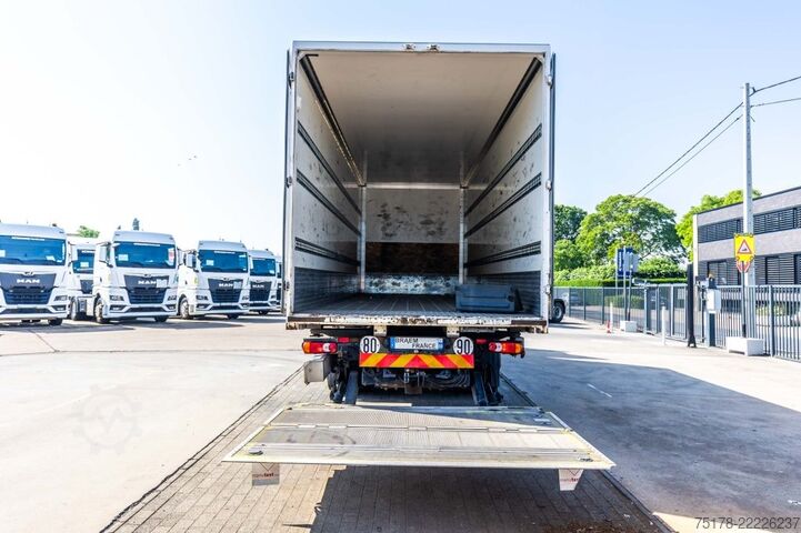 Box body RENAULT D 320+HAYON BAR 2 T.