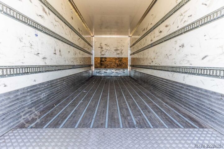 Box body RENAULT D 320+HAYON BAR 2 T.