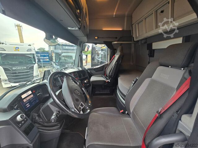 Standard tractor unit RENAULT T 520 * RETARDER * ACC * KLIMAAUT. * SPURHALTE *
