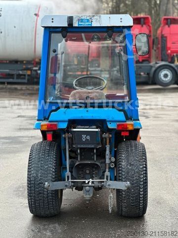 Hofschlepper ISEKI 3015A 4x4 Kleintraktor inkl. Kehrmaschine