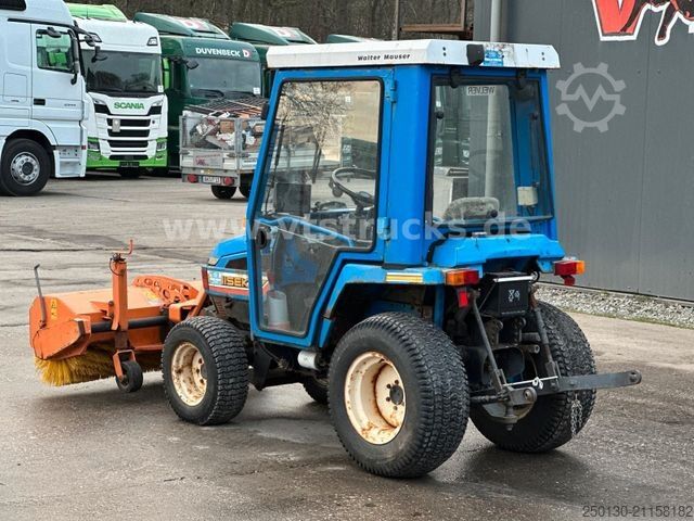 Hofschlepper ISEKI 3015A 4x4 Kleintraktor inkl. Kehrmaschine
