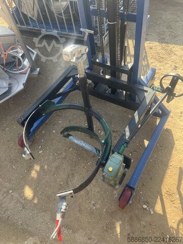 Pallet truck for drums  