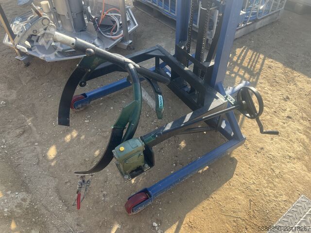 Pallet truck for drums  