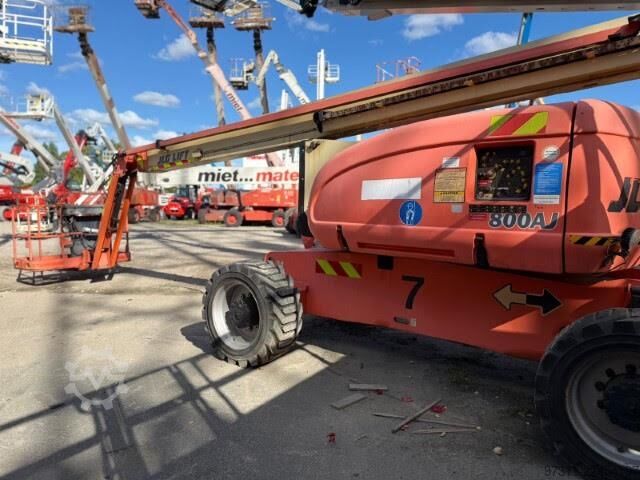 Articulated boom lift JLG 800AJ