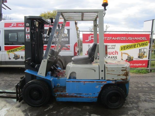 Dieselstapler Nissan 2,5 Ton.- Triplex-Freihub 4,30m + Seitenschieber