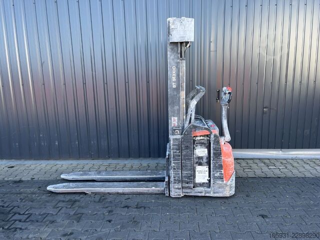 Pedestrian Stacker BT SWE145L