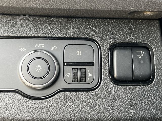 Transporter mit Koffer MERCEDES-BENZ Sprinter 315 CDI 4,4m Koff+LBW Klima Kamera MBUX