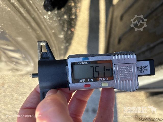 Auflieger mit Pritsche & Plane Schmitz Cargobull Semitrailer Curtainsider Mega