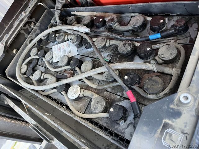 Stand-on stacker Linde D12S