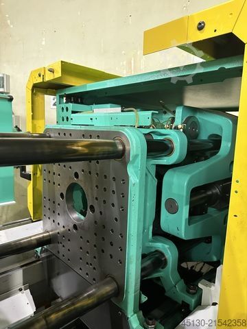Spritzgießmaschine Arburg 320A 500-170 mit dem Angußpicker