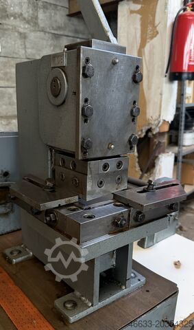 Ausklinkmaschine Reinhardt Maschinenbau GmbH