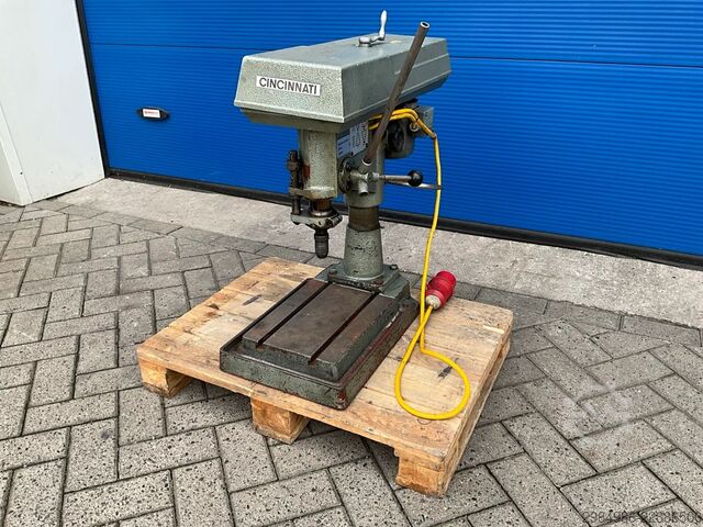 Ständerbohrmaschine CINCINNATI Milacron MT Bench