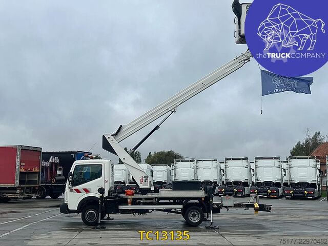 Lifting platform Renault Maxity 140