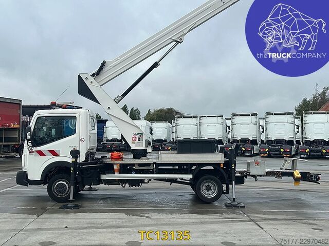 Lifting platform Renault Maxity 140