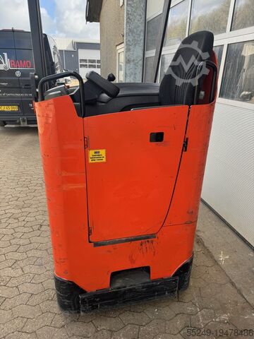 Pallet truck BT LRE300 4 ton capacity.