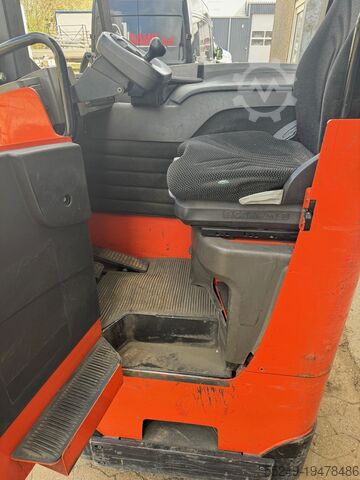 Pallet truck BT LRE300 4 ton capacity.
