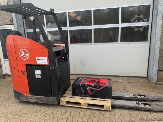 Pallet truck BT LRE300 4 ton capacity.