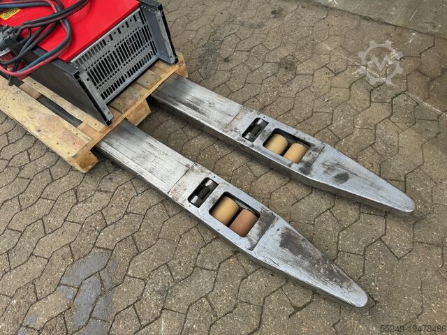 Pallet truck BT LRE300 4 ton capacity.