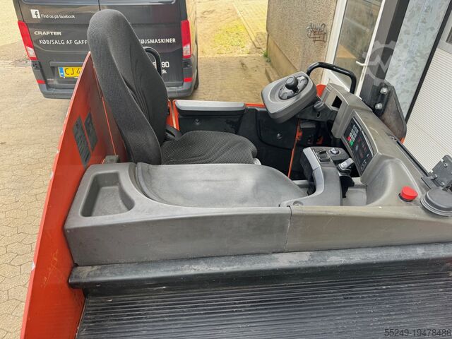 Pallet truck BT LRE300 4 ton capacity.