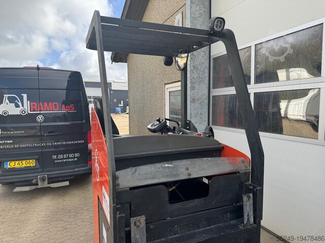 Pallet truck BT LRE300 4 ton capacity.
