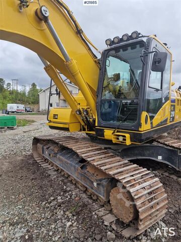 Crawler excavator Komatsu PC210LC crawler excavator with 2 buckets and tiltr