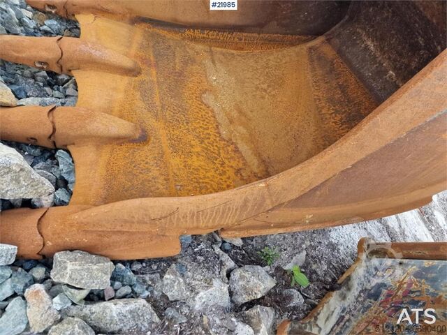 Crawler excavator Komatsu PC210LC crawler excavator with 2 buckets and tiltr