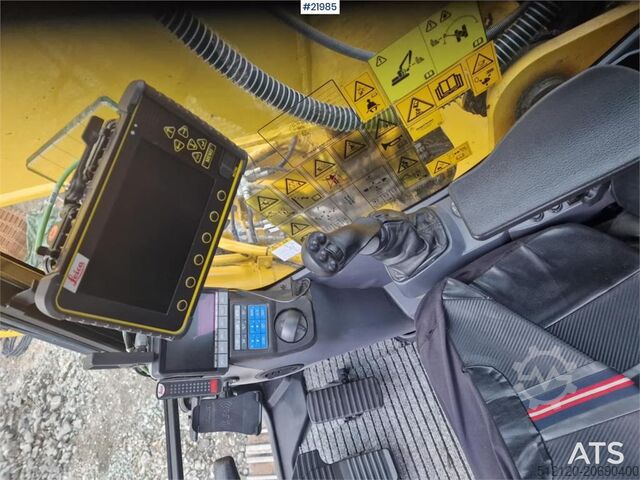 Crawler excavator Komatsu PC210LC crawler excavator with 2 buckets and tiltr