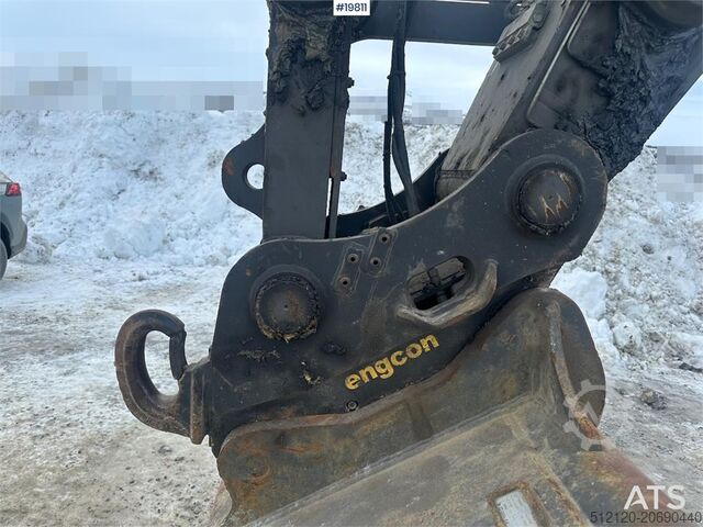 Crawler excavator Volvo EC300EL crawler excavator w/ rototilt, cleaning an