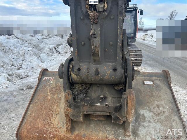 Crawler excavator Volvo EC300EL crawler excavator w/ rototilt, cleaning an