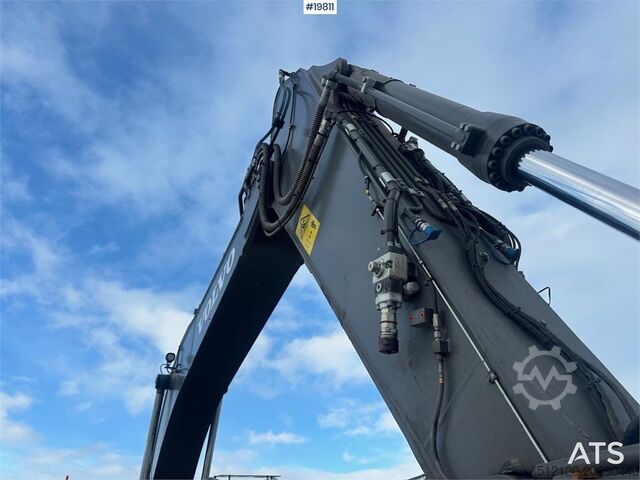 Crawler excavator Volvo EC300EL crawler excavator w/ rototilt, cleaning an