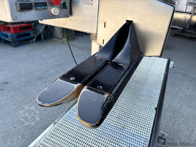 Conveyor belt Saxon Bag Sealer With Conveyor 