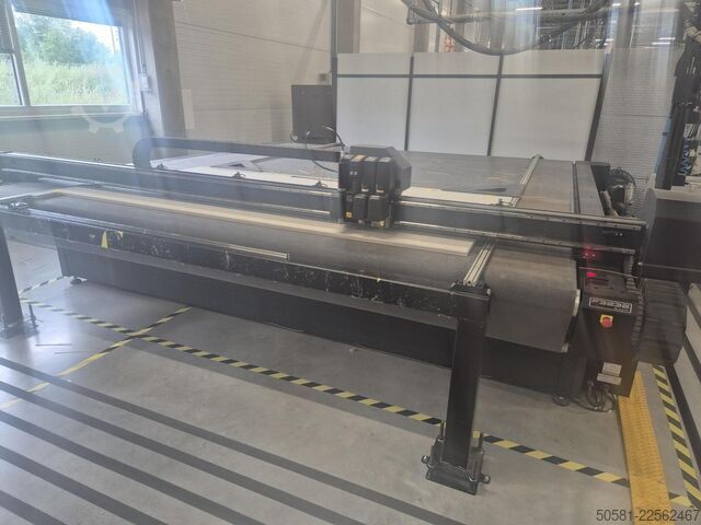 Größter Flachbett-Schneideplotter Summa F3232