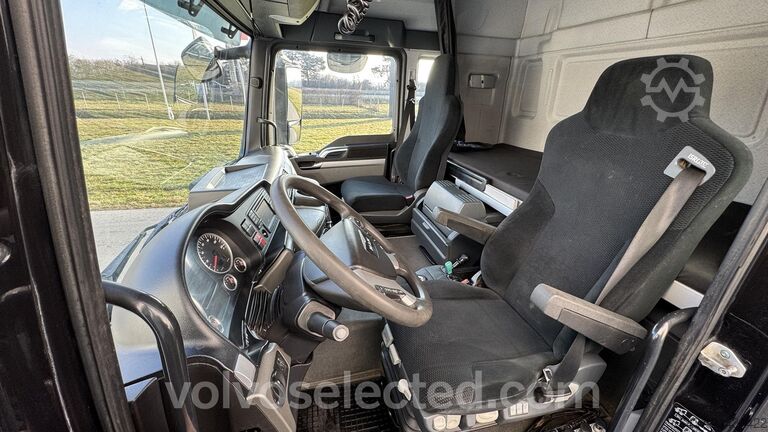 Tipper with crane MAN TGS