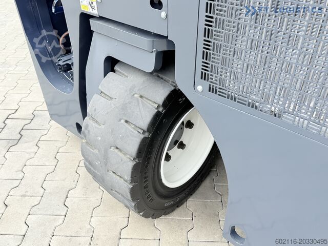 Four-way forklift Combilift CB4000 TRIPLEX 5200 FREE-LIFT POSITIONER