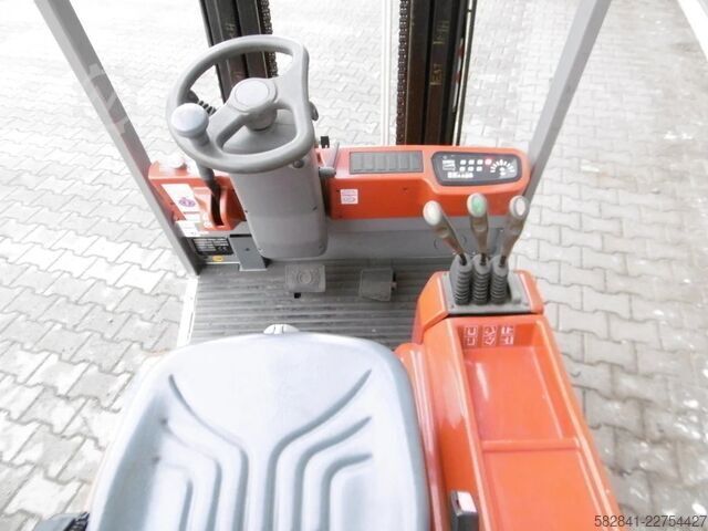 Electric 3-wheel forklift BT C3E200