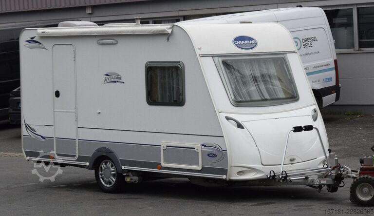 Wohnwagen CARAVELAIR Antarex Luxe 400 mit Mover und Sackmarkise