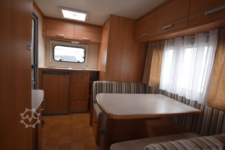Wohnwagen CARAVELAIR Antarex Luxe 400 mit Mover und Sackmarkise