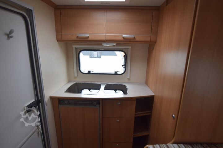 Wohnwagen CARAVELAIR Antarex Luxe 400 mit Mover und Sackmarkise