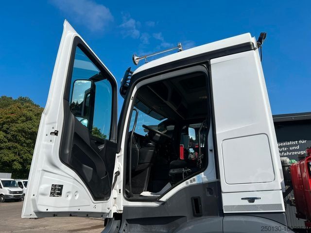 Skip truck MERCEDES-BENZ Arocs 1848 4x4 HYVA Absetzkipper