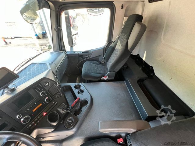 Skip truck MERCEDES-BENZ Arocs 1848 4x4 HYVA Absetzkipper