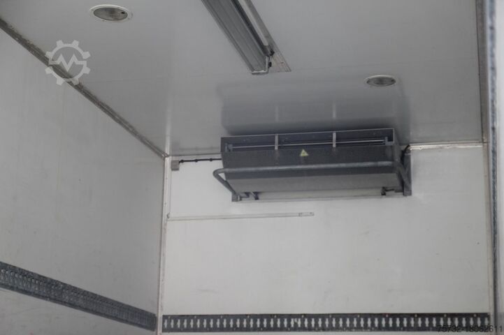 Refrigerated truck Renault Midlum 220 E5 CS 850 Strom LBW Seiten Tür FRC