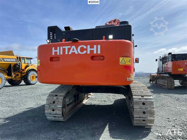 Crawler excavator Hitachi zx530LCH-6 excavator w/ bucket. WATCH VIDEO