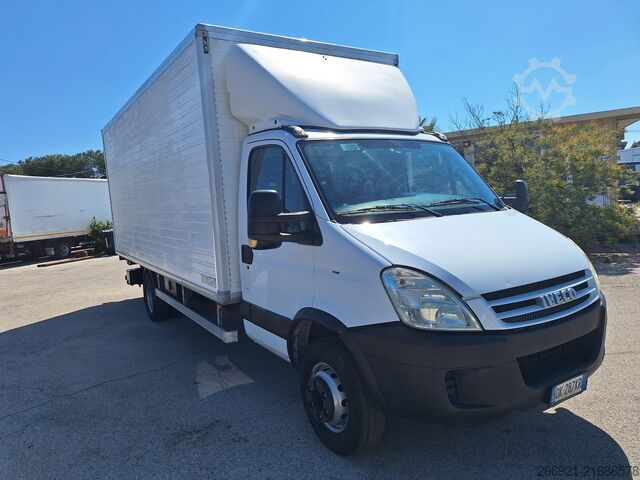Closed van with rear tail lift Iveco DAILY 60C15