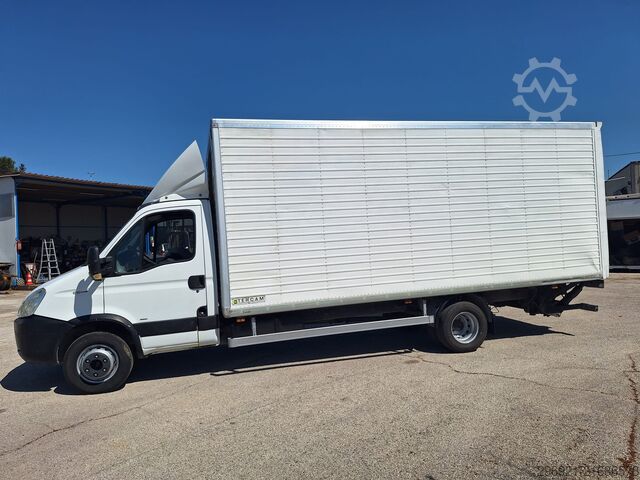 Closed van with rear tail lift Iveco DAILY 60C15
