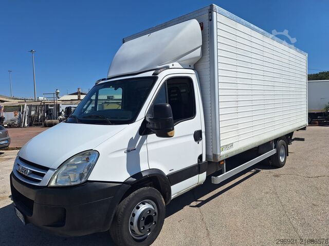 Closed van with rear tail lift Iveco DAILY 60C15
