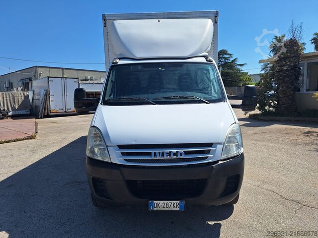 Closed van with rear tail lift Iveco DAILY 60C15