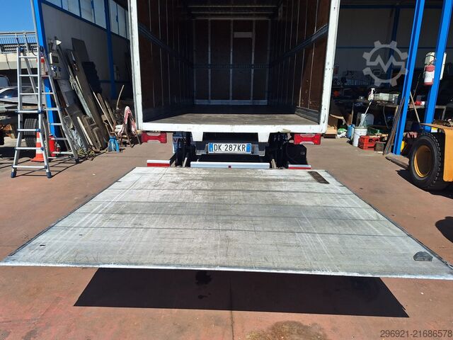 Closed van with rear tail lift Iveco DAILY 60C15