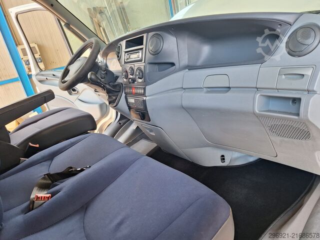 Closed van with rear tail lift Iveco DAILY 60C15