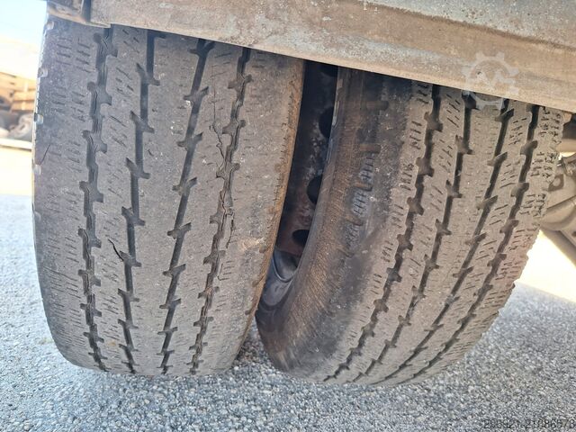 Closed van with rear tail lift Iveco DAILY 60C15