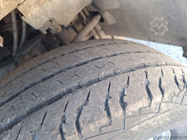 Closed van with rear tail lift Iveco DAILY 60C15